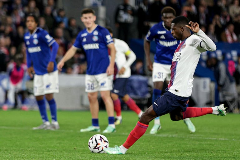 El delantero francés del París Saint-Germain Ousmane Dembélé ejecuta un penalti durante el partido de fútbol de la L1 francesa entre el RC Estrasburgo Alsacia y el París Saint-Germain (PSG) en el Stade de la Meinau.