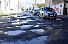 Oliva, entre Hernandarias y Cólón. Importante vía de salida del Centro de Asunción está completamente destruida.