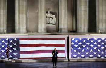 brave-new-world-un-megamagnate-massmediatico-se-dirige-a-sus-seguidores-desde-el-monumento-a-lincoln-en-washington-foto-david-j-phillip-ap-05256000000-1545926.jpg