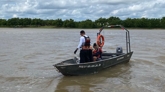 Personal de la Prefectura Naval realizan la búsqueda del hombre que desapareció hoy en el río Paraguay.