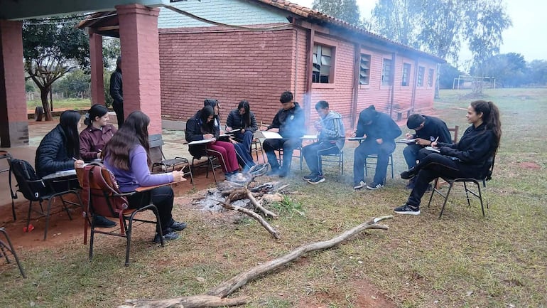 En la intemperie, junto al fuego y lejos de una educación de calidad