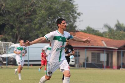 César Villagra festeja tras conseguir el gol para Rubio Ñu