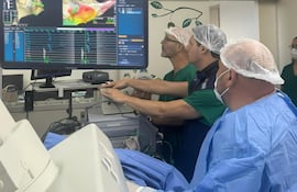 Imagen compartida por la fundación CECI, de un procedimiento en el Hospital General Pediátrico Niños de Acosta Ñu.