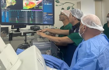 Imagen compartida por la fundación CECI, de un procedimiento en el Hospital General Pediátrico Niños de Acosta Ñu.