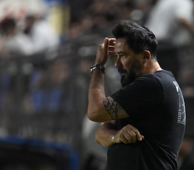 El entrenador de Olimpia, Pablo "Vitamina" Sánchez analizando desde su área técnica, durante el duelo ante Nacional, por la segunda fecha del torneo Clausura 2026.