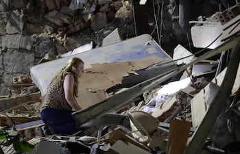Una persona observa entre los escombros, luego de dos fuertes terremotos sacudieron el Caribe venezolano en Caracas (Venezuela). El evento principal fue un sismo de magnitud 7,5, informó el sistema oficial de alerta de tsunamis de Estados Unidos.