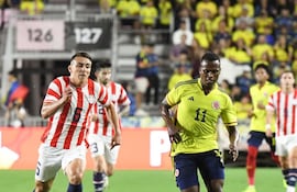 El centrocampista de Paraguay, Braian Ojeda se enfreta Jhon Arias en aquel encuentro del 2022 en el que cayó la Albirroja 2-0.