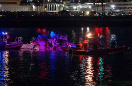 Rescatistas trabajan en la madrugada de este jueves en el sitio de la caída del avión en el río Potomac, en Washington.