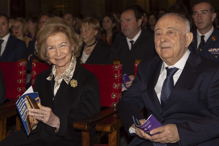 La reina Sofía presidió el Concierto Anual de Pascua a beneficio del Projecte Home Balears en la Catedral de Palma. (EFE/CATI CLADERA)

