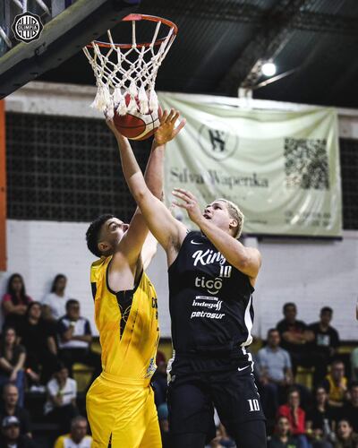 El franjeado Junior Peralta se dispone a encestar ante la marca.