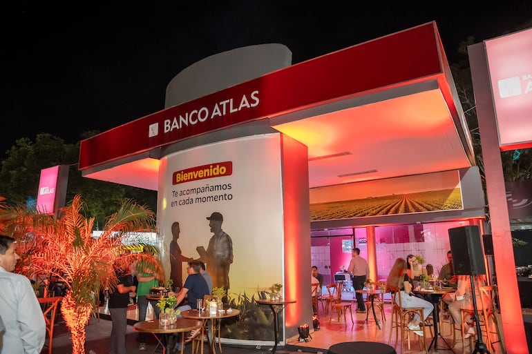 Durante la Expo Regional Canindeyú, Banco Atlas también recibió el reconocimiento al mejor stand financiero.