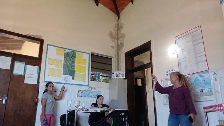 La antigua Salud Familiar presenta enormes fisuras en las paredes.