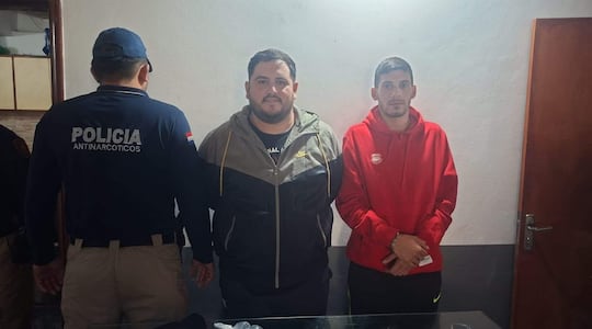 José Emilio Vázquez Acosta (i) y Esteban Darío Benítez Armoa (d) fueron detenidos durante un operativo del personal antinarcóticos de la Policía Nacional en Santaní.