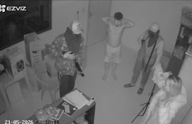 La filmación muestra a dos hombres encapuchados armados en la oficina administrativa del supermercado.