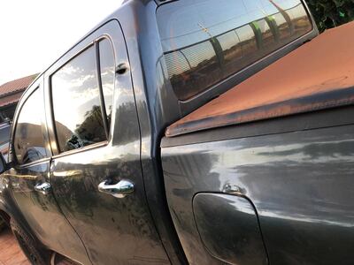 Los rastros de bala por la camioneta de la víctima.