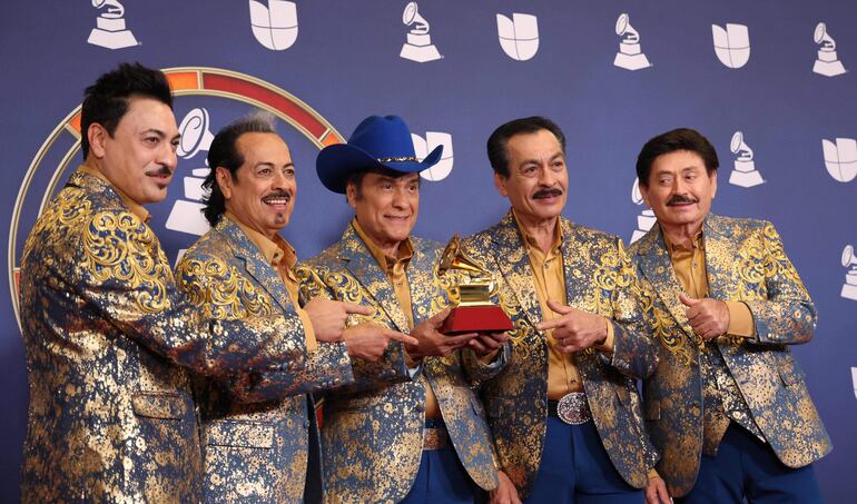 Los Tigres del Norte posan con su Latin Grammy.
