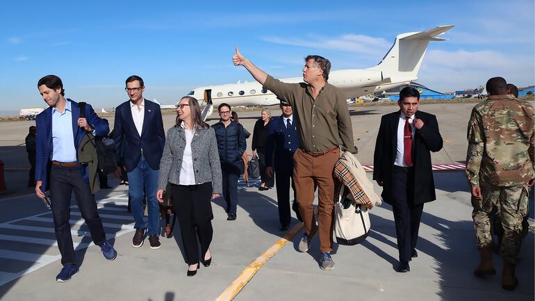 El Gobierno electo de Bolivia anunció la llegada del subsecretario de Estado de Estados Unidos, Christopher Landau (centro, saludando), entre otras delegaciones, para la investidura de Rodrigo Paz Pereira.