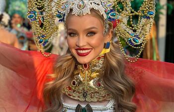 Sofía Meyer luciendo orgullosa su traje alegórico en el Miss Supranational 2024.