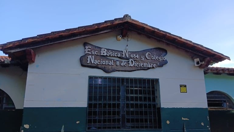 La Escuela y Colegio 8 de Diciembre enfrenta diversas necesidades de infraestructura, como la falta de pintura en las instalaciones y la urgencia de ampliación de aulas para mejorar las condiciones de enseñanza.