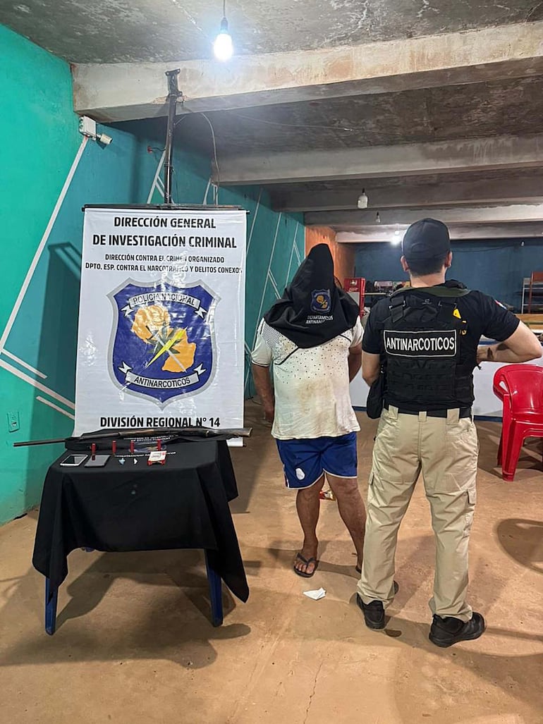 Uno de los detenidos con algunas de las evidencias que fueron encontradas en su poder por los agentes antidrogas.