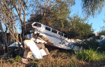 Así quedó la avioneta C-402 que capotó en Minga Guazú