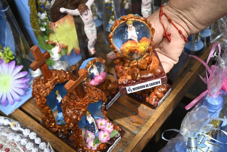 Una muestra de los materiales reciclados con las pequeñas grutas de botellas forradas con piedritas y pequeñas imágenes dentro de focos.