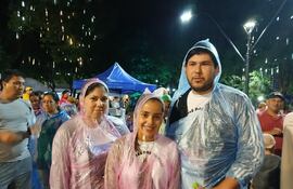 Arnaldo Florentín, Ángeles Berdoi y Sonia Florentín en las inmediaciones de la Basílica de Caacupé.