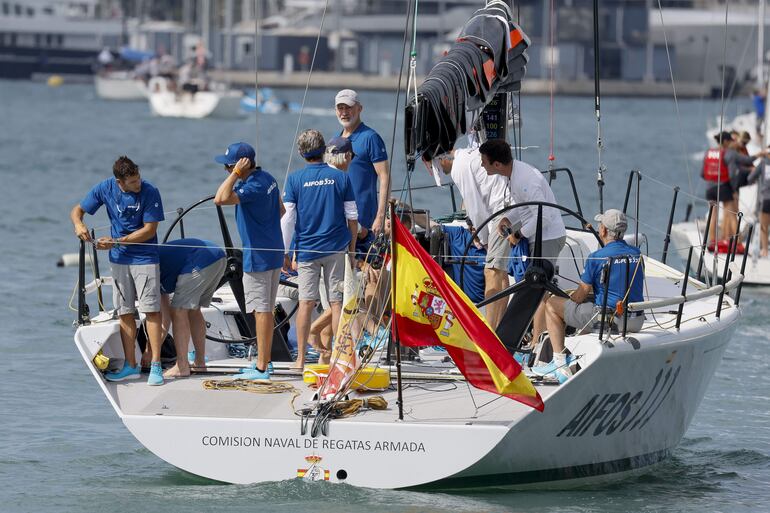 Felipe VI participa en la primera regata de la 43 Copa del Rey Mapfre de vela en aguas de la bahía de Palma. (EFE/Ballesteros)
