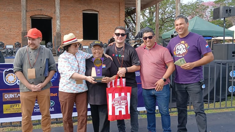 Doña Herminia Sanabria Vda. de Covis ganó el primer puesto del mejor Pirá Caldo.