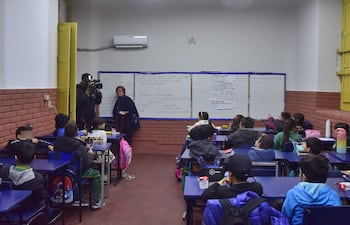 Estudiantes en clase en una escuela pública de Asunción.