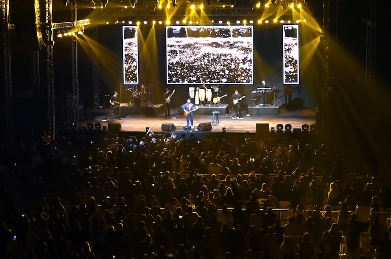 Desde el principio del show de Lucas Sugo el público se mantuvo parado y bailando las canciones del artista uruguayo.