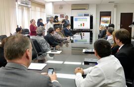 el-representante-de-la-unops-julio-portieri-expone-resultados-del-proyecto-de-espaldas-estan-el-director-de-itaipu-james-spalding-i-y-el-titula-211052000000-1578765.jpg