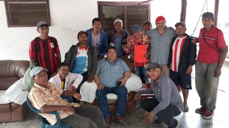 Diputado Adorno junto a los líderes indígenas.