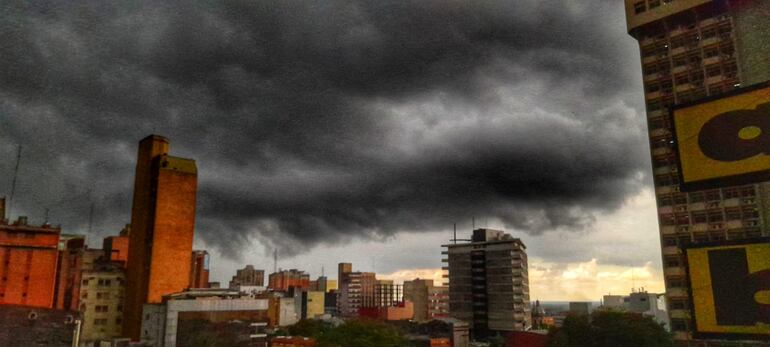 Cielo nublado en el centro de Asunción.