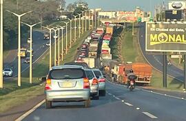 Los camiones en doble fila sobre la Ruta PY02, a la altura del Km 7 de Ciudad del Este.