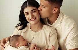 Ronaldo Dejesús y la cumpleañera Celeste Villalba, su compañera de vida y madre de su hijo Mark.