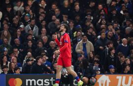 “Es increíble. Es bueno marcar tres goles al Chelsea como visitante y lo importante es que sigamos jugando bien, así que tenemos que seguir así”, declaró Kvaratskhelia a Canal Plus.