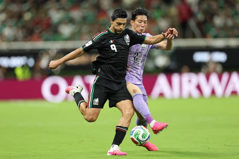 Raúl Jiménez (i) de México disputa el balón con Lee Han-beom (d) de Corea del Sur este jueves, en un partido del grupo A del Mundial de la FIFA 2026 entre México y Corea del Sur, en el estadio Akron en Guadalajara (México).