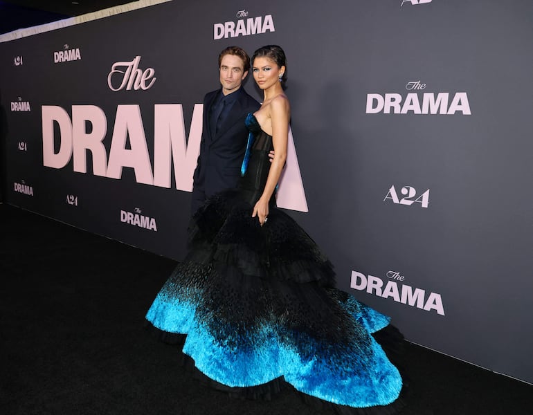 Robert Pattinson y Zendaya con su traje que demandó 8.000 horas de trabajo artesanal en la premier de "The Drama" en el Regal Union Square. (Dia Dipasupil/Getty Images/AFP)
