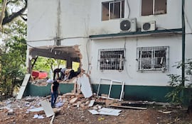 Los explosivos destruyeron dos oficinas administrativas.