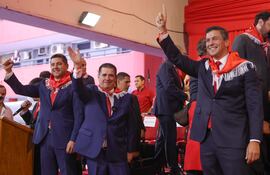 Fotografía cedida por el Partido Colorado de Paraguay que muestra al vicepresidente de Paraguay, Pedro Alliana (i); al presidente del Partido Colorado y expresidente de Paraguay, Horacio Cartes (c), y al presidente del país, Santiago Peña.