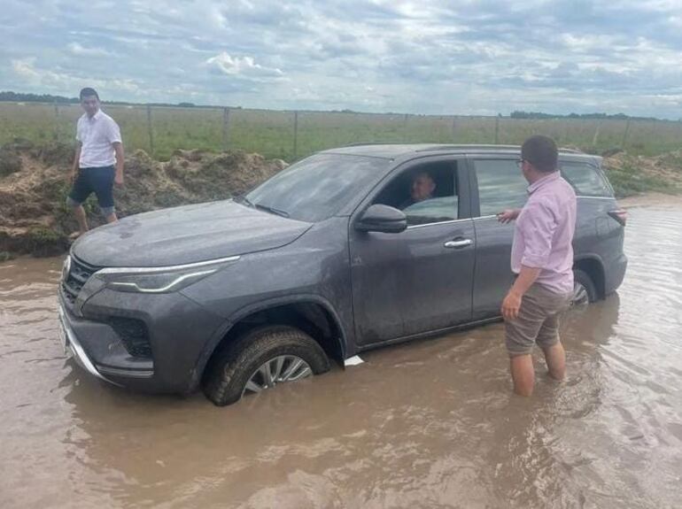 El gobernador de Ñeembucú, Víctor Hugo Fornerón sufrió en carne propia el mal estado de los caminos, quedó atrapado con su 4 x 4 en la zona de Tacuaras.