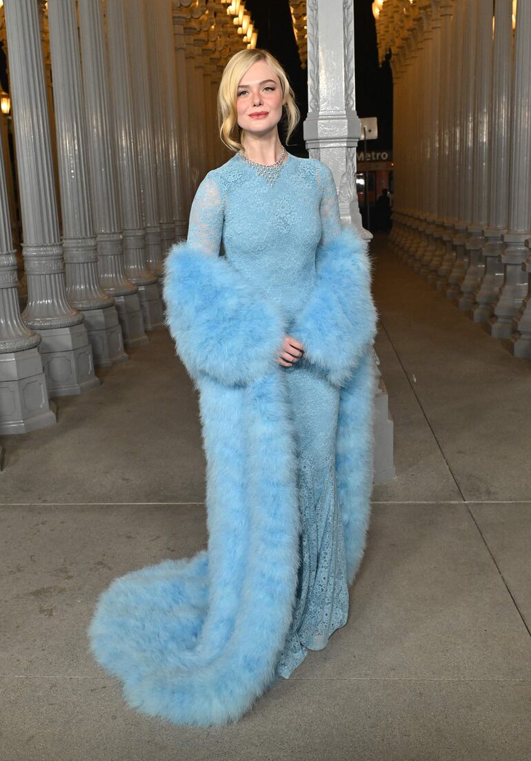 La actriz Elle Fanning se vistió de celeste en la Gala LACMA Art+Film 2025. (LISA O'CONNOR / AFP)