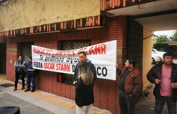 Con una pancarta, sindicalistas le piden a Horacio Cartes que ayude ante los problemas de Copaco S.A.