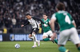 El lateral de Corinthians, Matheuzinho transporta el esférico ante la marca del extremo paraguayo Ramón Sosa. (Foto: Meu Timão)