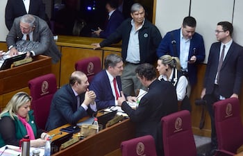 El senador con permiso Erico Galeano (condenado) conversa con sus colegas del cartismo.