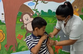 Un niño es vacunado contra el sarampión, por una enfermera del IPS.