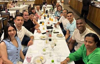 Días festivos. Juan Ángel Espínola festejó el lunes el cumpleaños de su suegro Andrés Pérez y ayer el de su esposa, Deysi Diana. Uno de los invitados a la celebración fue Jhohan Romaña.