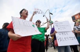 Manifestantes frente al Lincoln Financial Field antes del concierto de Ed Sheeran (Foto de Matthew Hatcher / AFP)