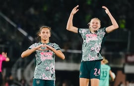 La paraguaya Claudia Martínez, jugadora de Washington Spirit, celebra un gol en el partido frente a Kansas City Current por la National Women's Soccer League.